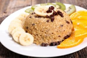 Recette bowl cake banane-orange-kiwi aux flocons d’avoine