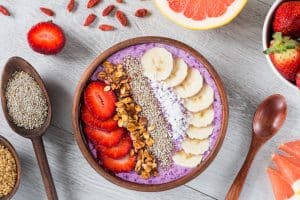 Recette de smoothie bowl vitaminé banane-fruits rouges