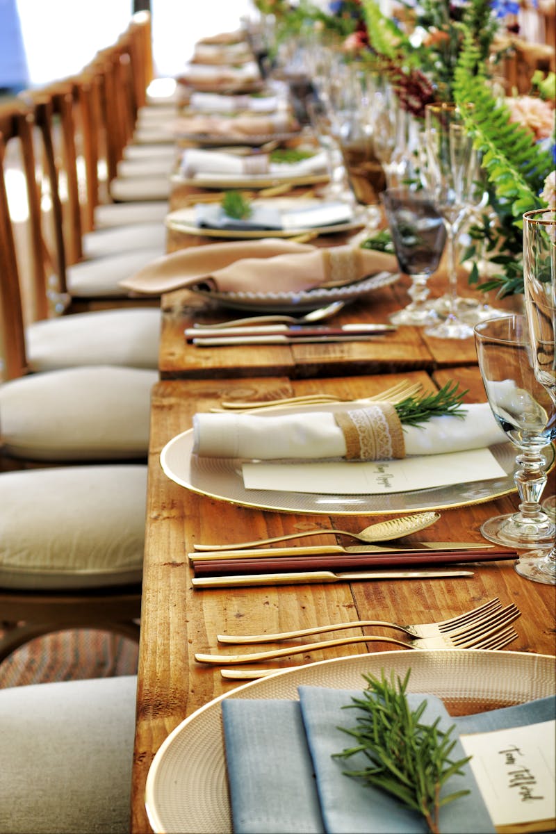 table dressée avec vaisselle artisanale